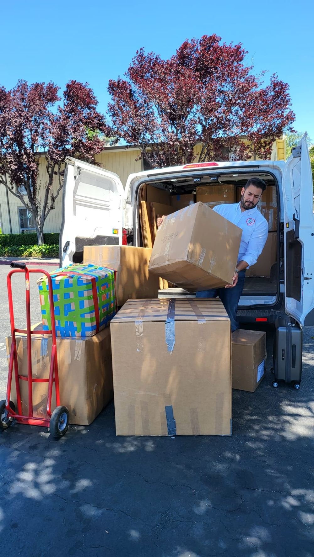 Cargando cajas en la van de CJ Express