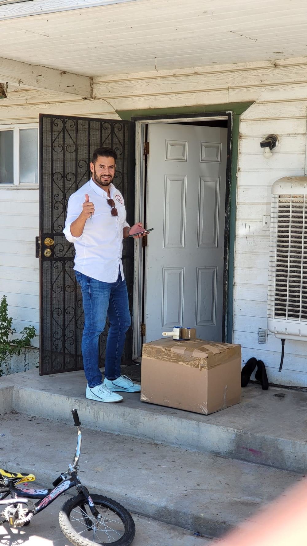 Entrega de caja en la puerta del cliente