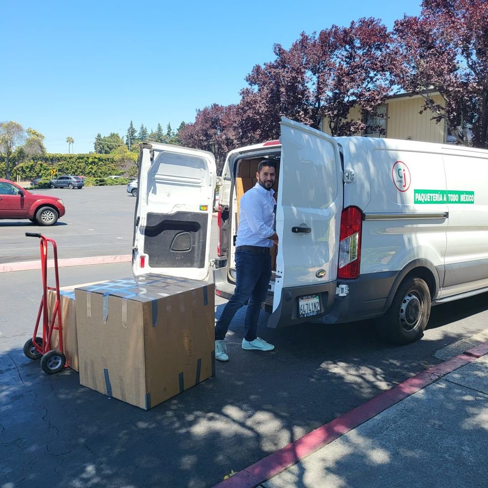 Van de CJ Express con la ruta California a México